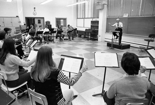 Photo of students from 1975-1976, when the College of Musical Arts is officially established.