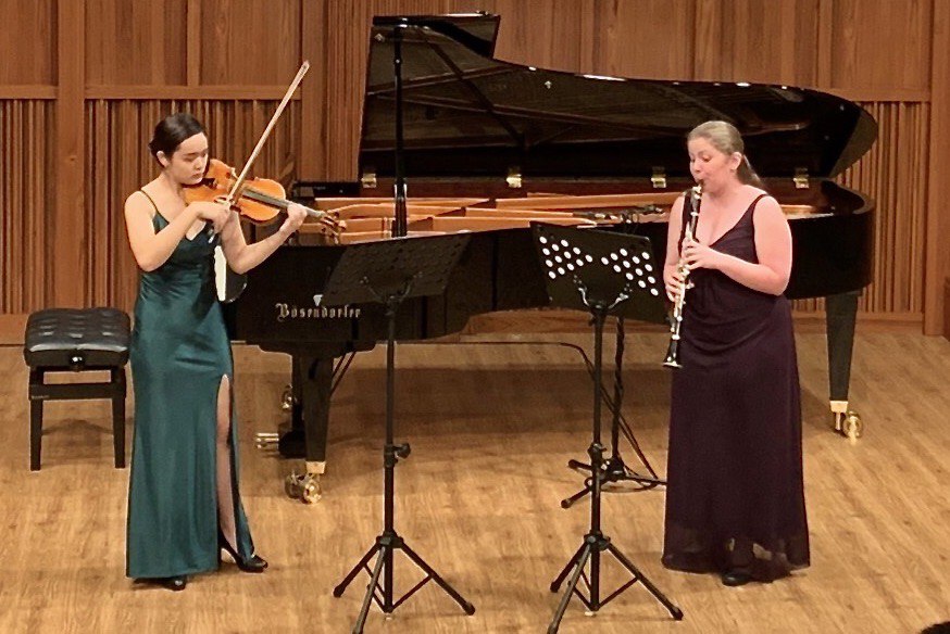 Hill and Kao perform