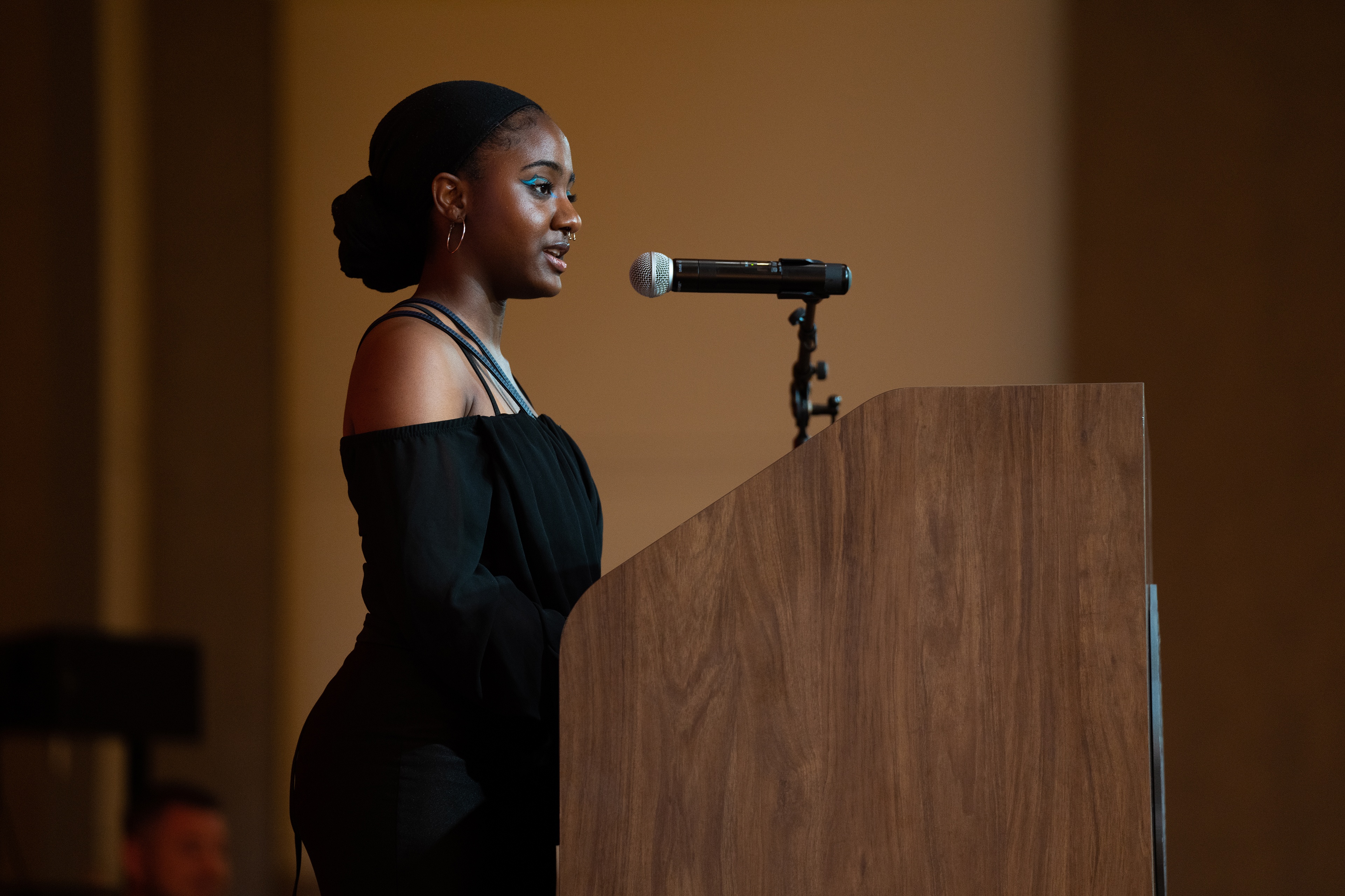 President's Leadership Academy scholar Jasmin Smith speaks at the 25th anniversary dinner. (BGSU photo)