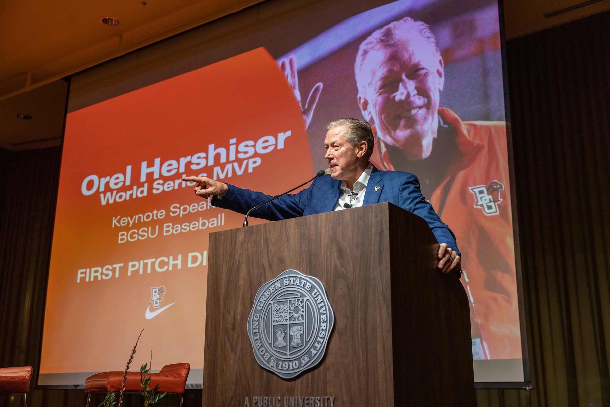 Orel Hershiser stands at a podium
