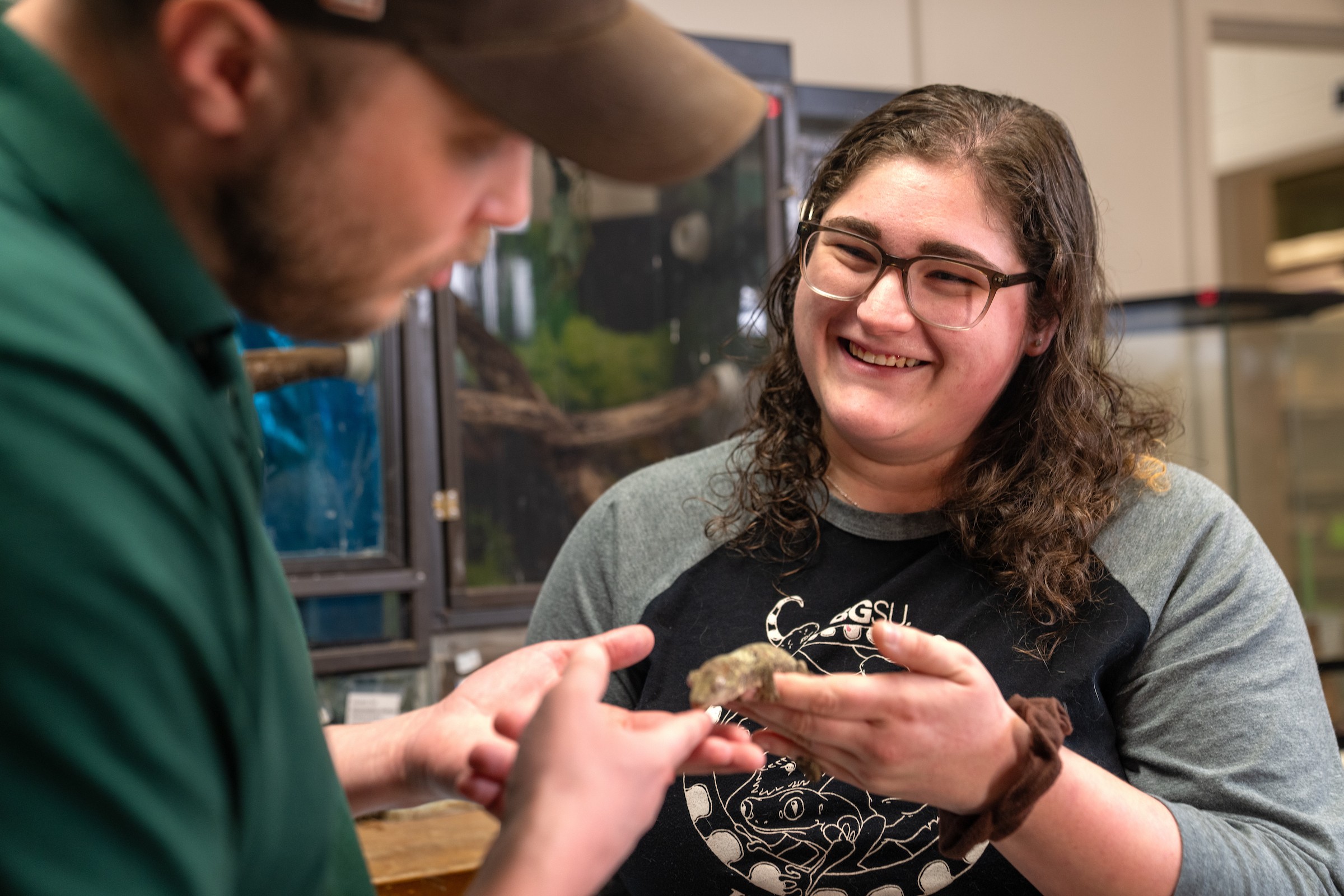 A student holds a gecko