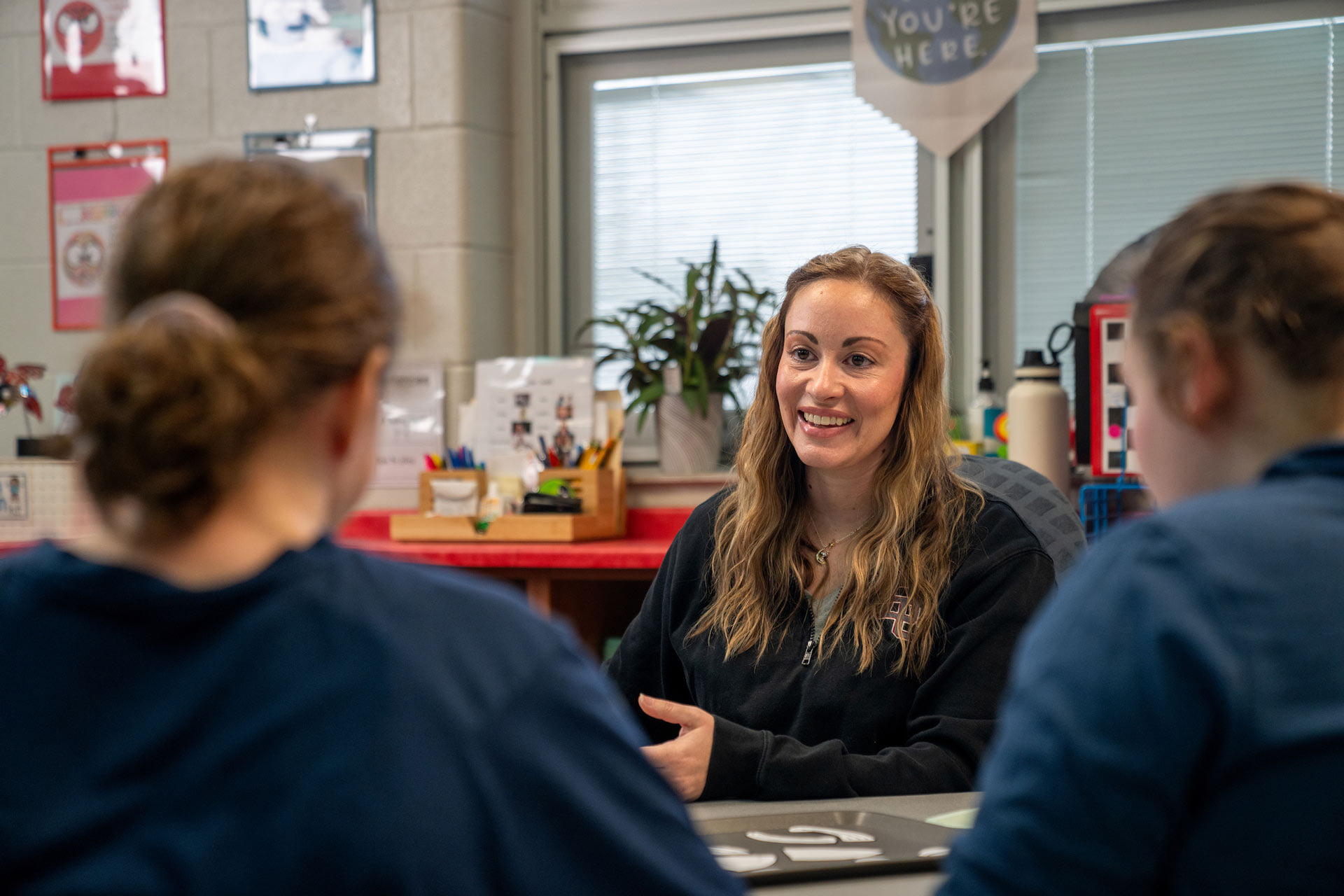 A teacher listen to students.