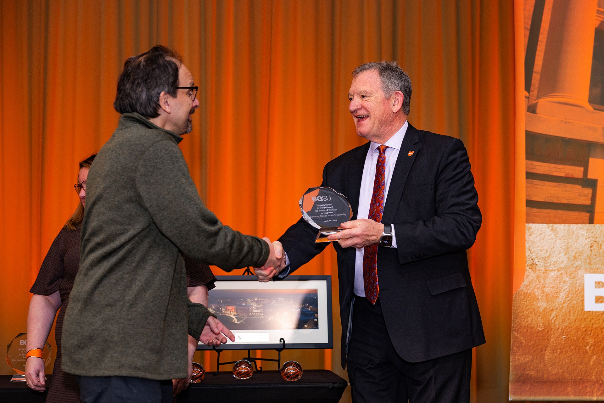 A faculty member shakes President Rodney K. Rogers’ hand