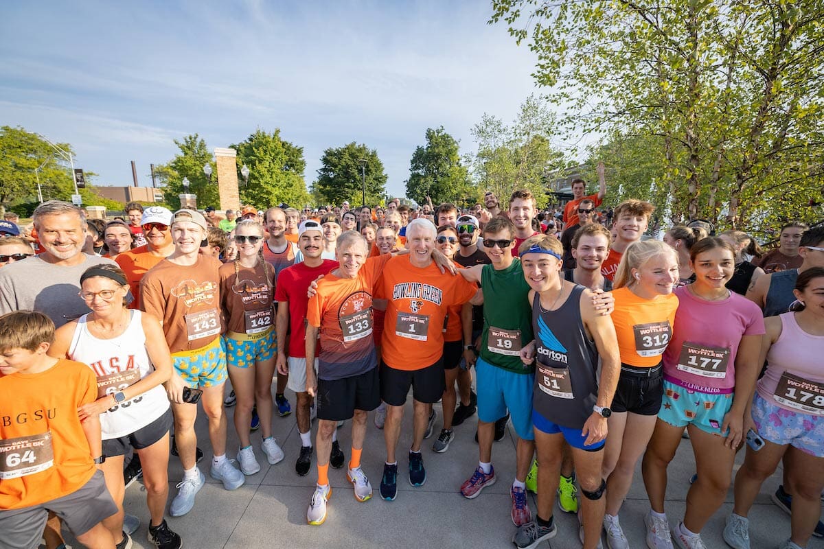 Runners pose with Dave Wottle